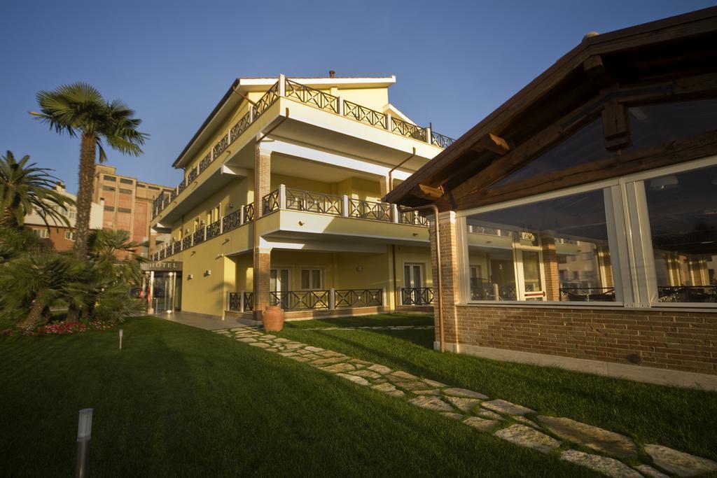 Hotel Villa Tirreno ตาร์กวิเนีย ภายนอก รูปภาพ